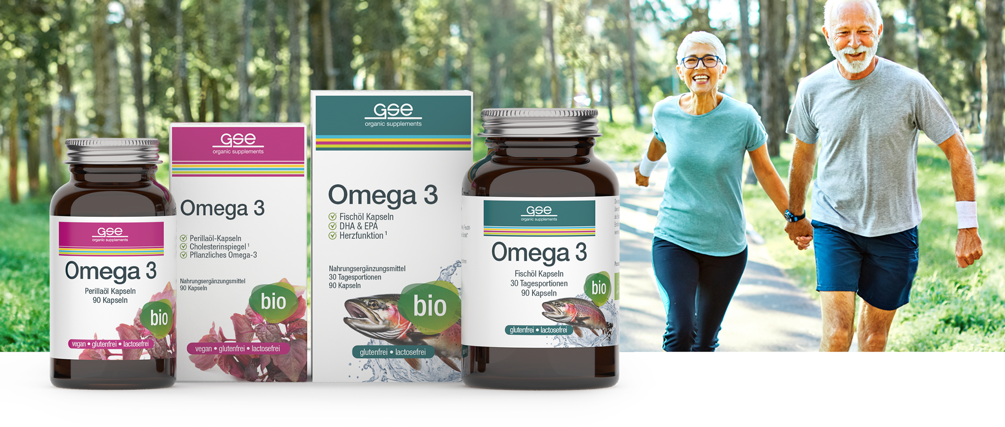 Im Vordergrund sind vier Flaschen und Schachteln mit Omega-3-Nahrungsergänzungsmitteln zu sehen, während im Hintergrund ein älteres Paar lächelnd und Händchen haltend im Freien joggt. Die Szene suggeriert gesundes Leben und Vitalität.