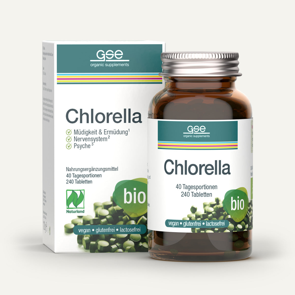 Eine Flasche und eine Packung „gse.organic.supplements Chlorella (Bio)“ mit grünen Tabletten, die als vegan, glutenfrei, laktosefrei und biologisch gekennzeichnet sind. Der deutsche Text hebt die positiven Wirkungen bei Müdigkeit, auf das Nervensystem und die Psyche hervor. Ideal für eine vegane Ernährung und reich an Vitamin B12.