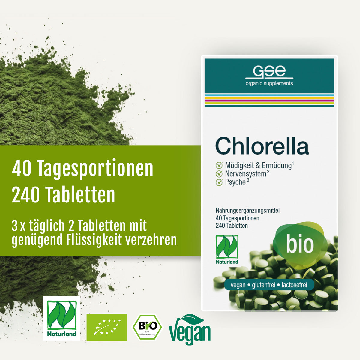 Schachtel mit gse.organic.supplements Chlorella (Bio)-Tabletten vor einem grünen Pulverhintergrund. Zu den Produktangaben gehören 40 Portionen, 240 Tabletten sowie die angegebene Unterstützung bei Müdigkeit, Nervosität und psychischen Beschwerden. Dank der an Vitamin B12 reichen Bio-Chlorella ideal für eine vegane Ernährung geeignet. Die Kennzeichnungen „vegan“, „glutenfrei“ und „laktosefrei“ sind angegeben.