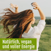 Eine Frau mit langen braunen Haaren tanzt draußen auf einem Feld und trägt ein weißes Hemd. Der Text auf Deutsch lautet: „Natürlich, vegan und voller Energie – dank Bio-Chlorella von gse.organic.supplements und Vitamin B12 für eine bewusste vegane Ernährung.“.