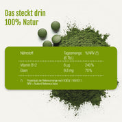 Zu sehen sind drei grüne Naturland-Bio-Chlorella-Tabletten von gse.organic.supplements und ein Haufen grünes Pulver. Eine Tabelle zeigt die Tageswerte für Vitamin B12 (6 µg, 240 %) und Eisen (9,8 mg, 70 %) in sechs veganen Tabletten. Der deutsche Text hebt „100 % Natur“ hervor.