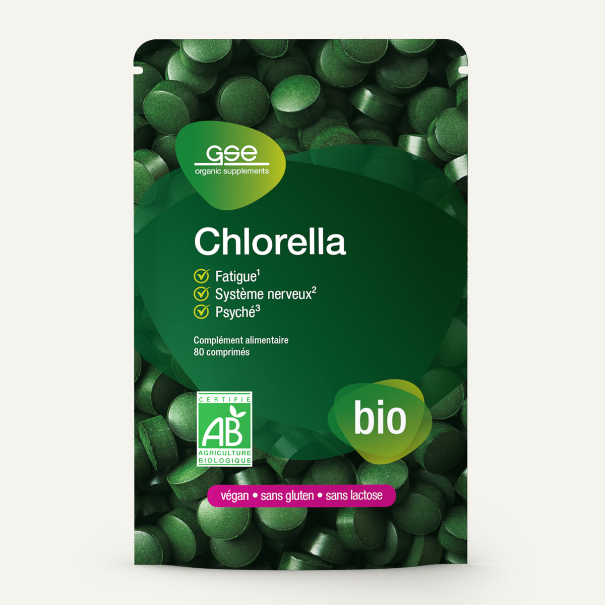 Eine Packung Chlorella (Bio) von gse.organic.supplements, bestehend aus grünen Tabletten, deren Etiketten darauf hinweisen, dass das Produkt vegan, glutenfrei, laktosefrei und aus biologischem Anbau ist – ideal für eine vegane Ernährung. Dieses Nahrungsergänzungsmittel ist reich an Vitamin B12, hilft bei der Verringerung von Müdigkeit und unterstützt die normale Funktion des Nervensystems und der geistigen Leistungsfähigkeit.