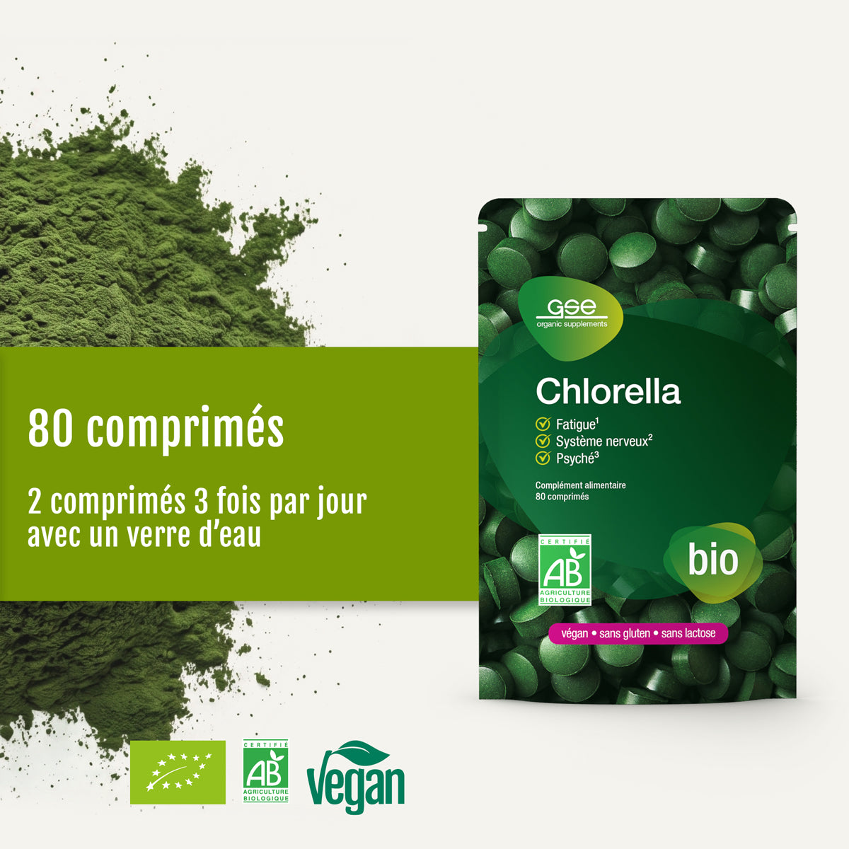 Neben einem Haufen grünen Pulvers ist eine Packung „gse.organic.supplements Chlorella (Bio)“-Tabletten abgebildet. Ein französischer Text erläutert die Dosierung: „2 comprimés 3 fois par jour avec un verre d’eau“ und betont, dass das Produkt für eine vegane Ernährung geeignet sowie biologisch, gluten- und laktosefrei ist – was es zu einer perfekten natürlichen Quelle für Vitamin B12 macht.