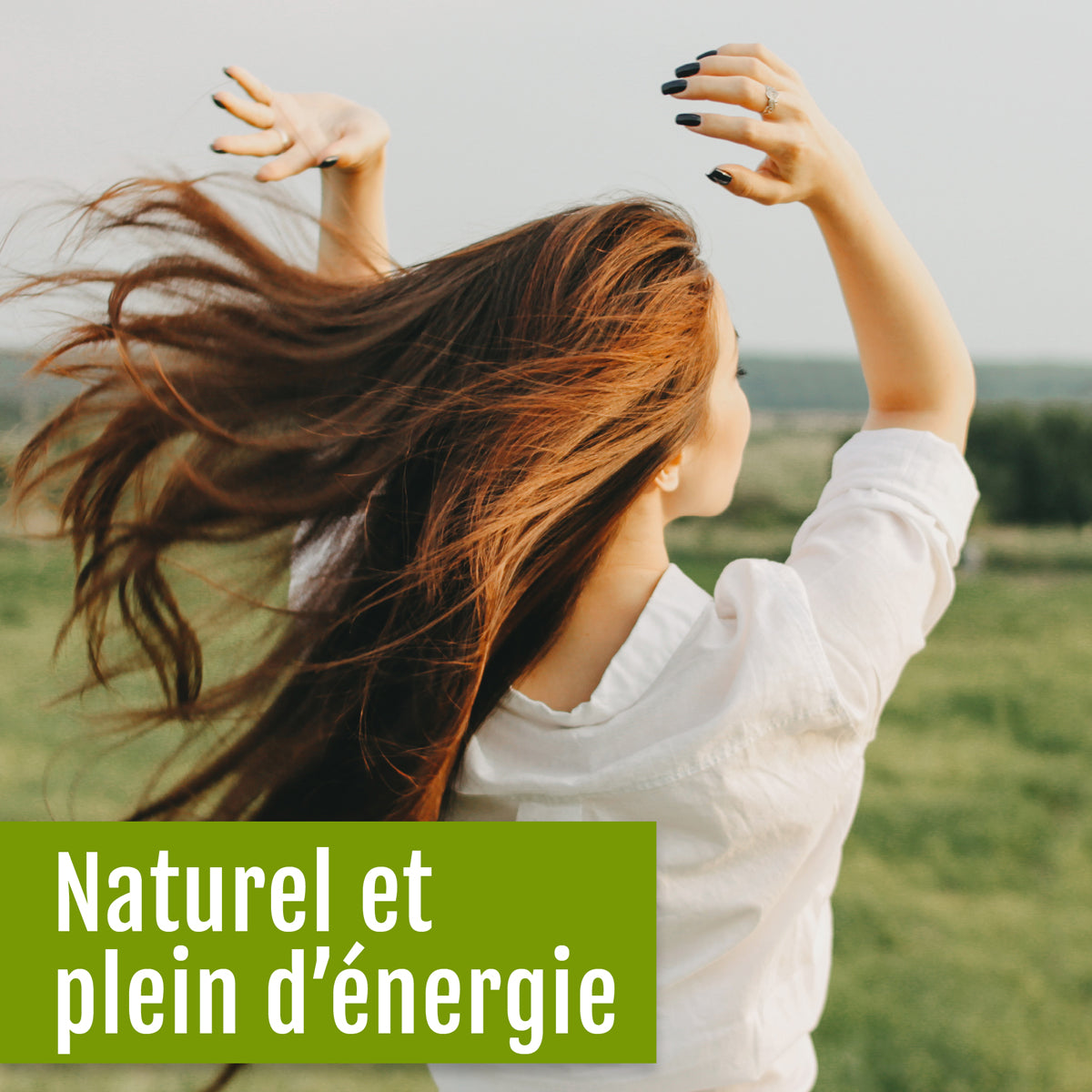 Eine Frau mit langen braunen Haaren tanzt draußen auf einem Feld, die Arme hochgereckt. Sie trägt ein weißes Hemd. In einem grünen Kasten in der unteren linken Ecke steht auf Französisch: „Naturel et plein d’énergie“, womit die Vorteile von gse.organic.supplements Chlorella (Bio) und deren Bedeutung für eine vegane Ernährung hervorgehoben werden.