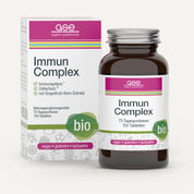 Eine braune Glasflasche und eine Schachtel gse.organic.supplements Immun Complex (Bio) mit weißer Verpackung mit rosa und grünen Akzenten, die Pflanzennährstoffe, Vitamin C sowie die Etiketten „vegan“, „glutenfrei“, „laktosefrei“ und „Bio“ hervorhebt.