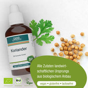 Eine Flasche gse.organic.supplements Koriander-Extrakt (Bio) steht neben frischen Korianderblättern und -samen. Das grüne Etikett zeigt, dass alle Zutaten biologisch, vegan, glutenfrei und laktosefrei sind – perfekt für Entschlackungs- und Ausleitungskuren.