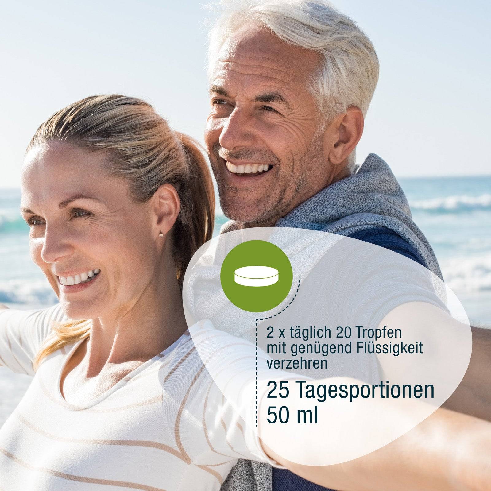 Ein lächelndes Paar mittleren Alters steht zusammen an einem sonnigen Strand. Overlay-Text in deutscher Sprache gibt die Dosierung für gse.organic.supplements Koriander-Extrakt (Bio) an: 2 x täglich 20 Tropfen mit Flüssigkeit, ideal für Entschlackung und Ausleitung.