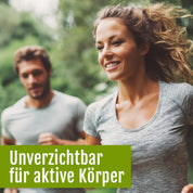 Eine lächelnde Frau und ein Mann joggen im Freien, umgeben von viel Grün. Der deutsche Text lautet: „Unverzichtbar für aktive Körper“. Ihre Energie wird durch Magnesium (Bio) von gse.organic.supplements unterstützt, das ihnen hilft, jeden Tag aktiv und gesund zu bleiben.