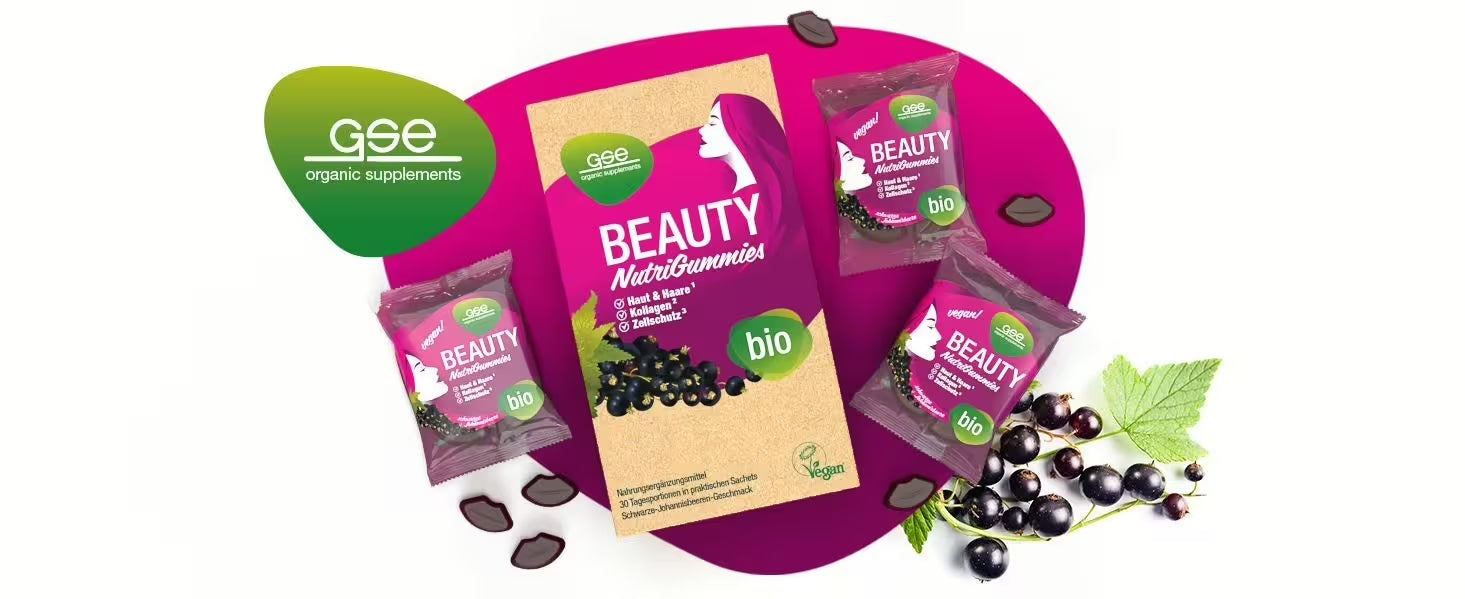 Eine Packung GSE Beauty NutriGummies mit drei Gummibärchen, schwarzen Johannisbeeren und Blättern auf rosa Hintergrund. Die Verpackung wirbt mit den Aufschriften „Bio“, „Vegan“ und „Bio-Nahrungsergänzungsmittel“.