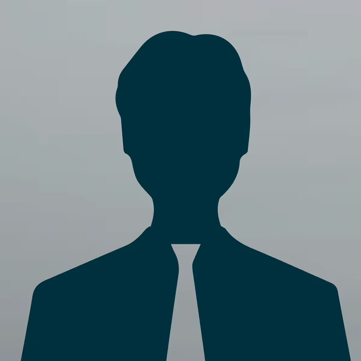 Silhouette einer Person in Anzug und Krawatte vor einem schlichten grauen Hintergrund. Die Gesichtszüge und Details der Person sind nicht sichtbar.
