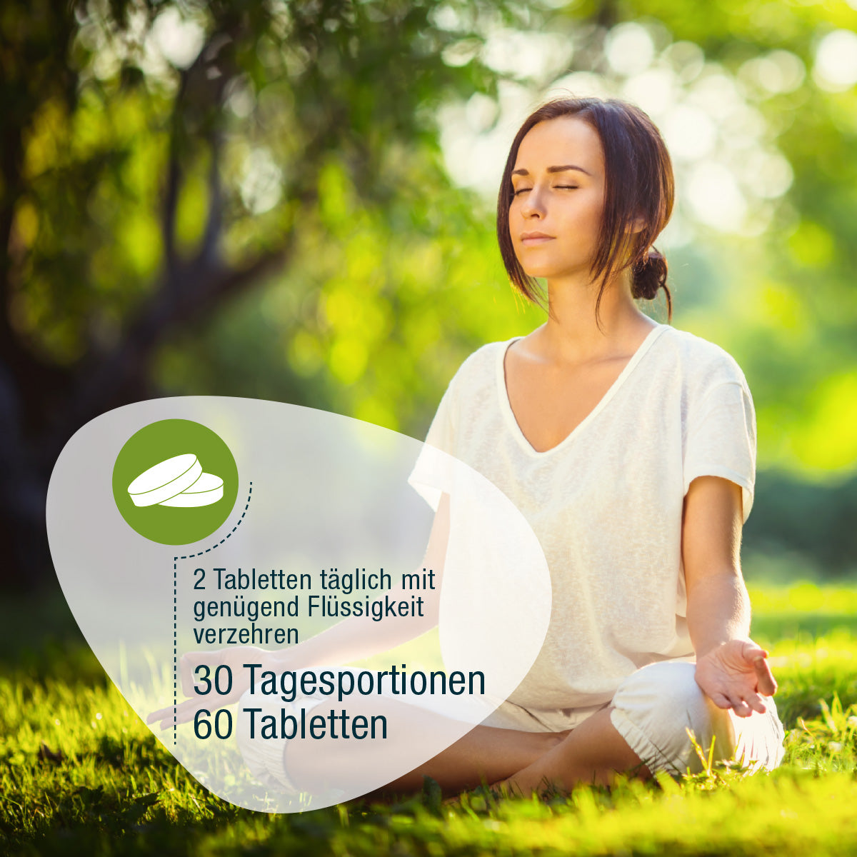 Eine Frau meditiert im Schneidersitz in einem sonnenbeschienenen Park, die Augen geschlossen. Der Text im Vordergrund gibt die Dosierung für gse Bio-Nahrungsergänzungsmittel Ashwagandha (Bio) an: Täglich 2 Tabletten mit Flüssigkeit einnehmen. Enthält 60 Tabletten, ausreichend für 30 Portionen.