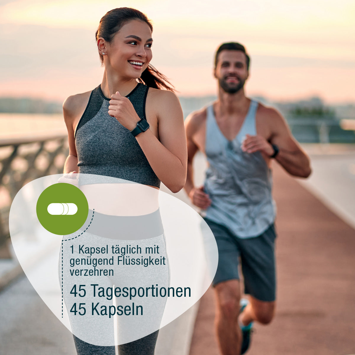 Eine Frau in grauer Sportkleidung joggt bei Sonnenaufgang lächelnd am Wasser entlang. Der deutsche Text zeigt Dosierungsinformationen für gse.organic.supplements Astaxanthin + Selen (Bio) und hebt die Vorteile von Zellschutz und pflanzlichem Selen hervor.