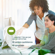 Zwei Frauen lächeln, während sie in einem hellen Büro an einem Computer arbeiten. Eine französische Einblendung erklärt: Nehmen Sie gse.organic.supplements Augen Complex (Bio) FR, mit B-Vitaminen - 1 Tablette täglich mit Wasser, 60 Tabletten pro Packung für einen 60-Tage-Vorrat.