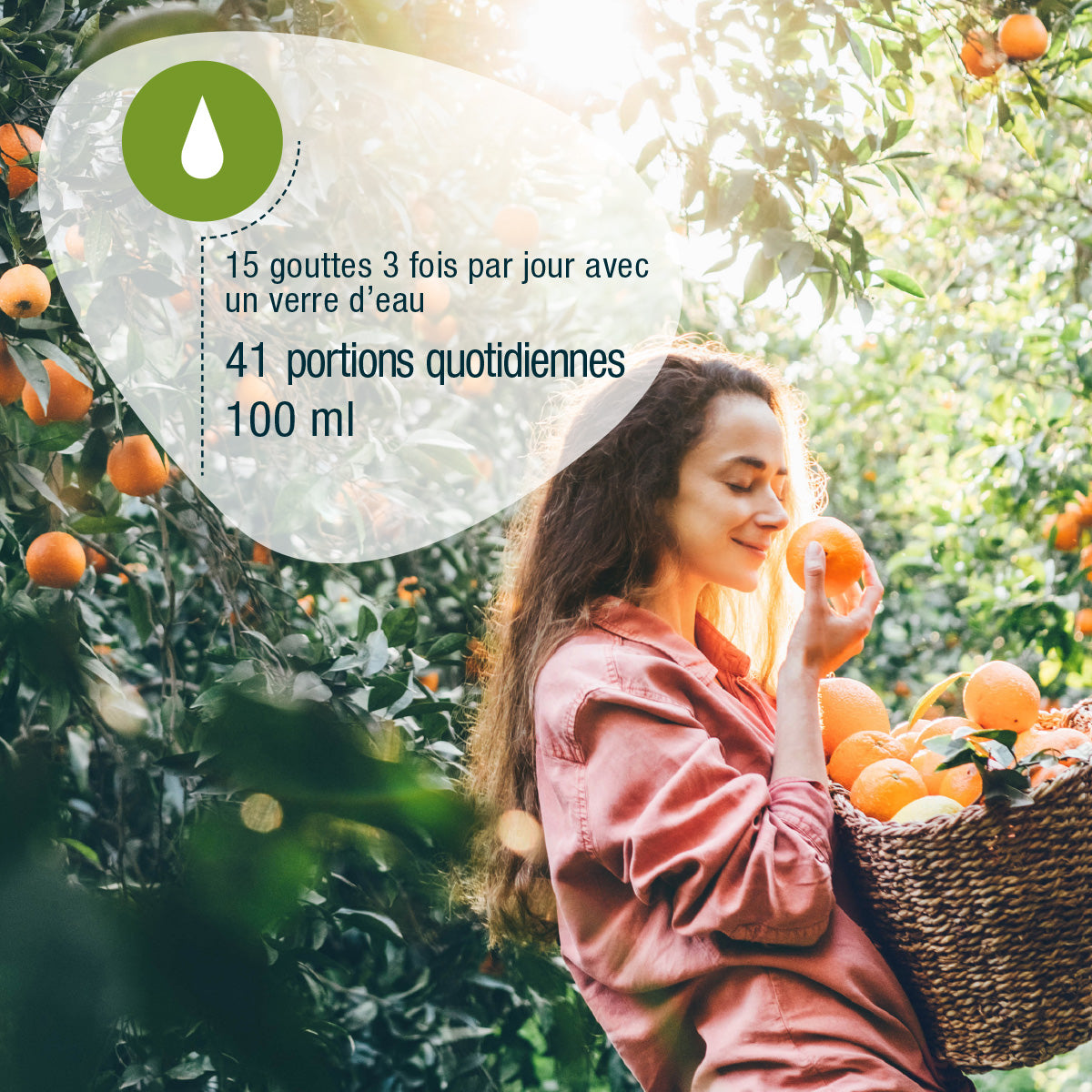 Eine Frau in einem Obstgarten hält einen Korb mit Orangen und riecht an einer. Ein französischer Text überlagert das Bild mit der Dosierungsanleitung für CitroPlus® 1200 forte (Bio) FR von gse.organic.supplements: "15 gouttes 3 fois/jour... 41 Portionen, 100 ml.