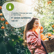 Eine Frau in einem Obstgarten hält einen Korb mit Orangen und riecht an einer. Ein französischer Text überlagert das Bild mit der Dosierungsanleitung für CitroPlus® 1200 forte (Bio) FR von gse.organic.supplements: "15 gouttes 3 fois/jour... 41 Portionen, 100 ml.