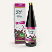 Eine Flasche und eine Schachtel gse.organic.supplements Eisen Vital Complex (Bio), ein veganes Eisenergänzungsgetränk auf pflanzlicher Basis mit Beeren- und Rübenmotiven. Die Verpackung ist mit den Etiketten bio, vegan, glutenfrei und laktosefrei versehen.