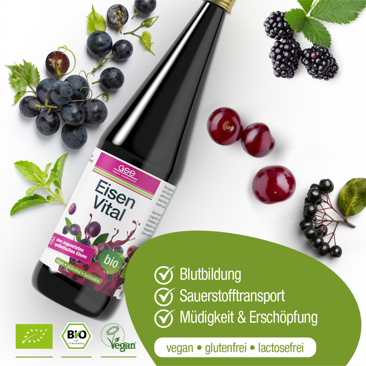 Eine Flasche Eisen Vital Complex (Bio) von gse.organic.supplements ruht auf einer weißen Fläche mit Trauben, schwarzen Johannisbeeren, Kirschen und grünen Blättern, die sein pflanzliches Eisen für die Blutbildung, den Sauerstofftransport und die Verringerung von Müdigkeit hervorheben.