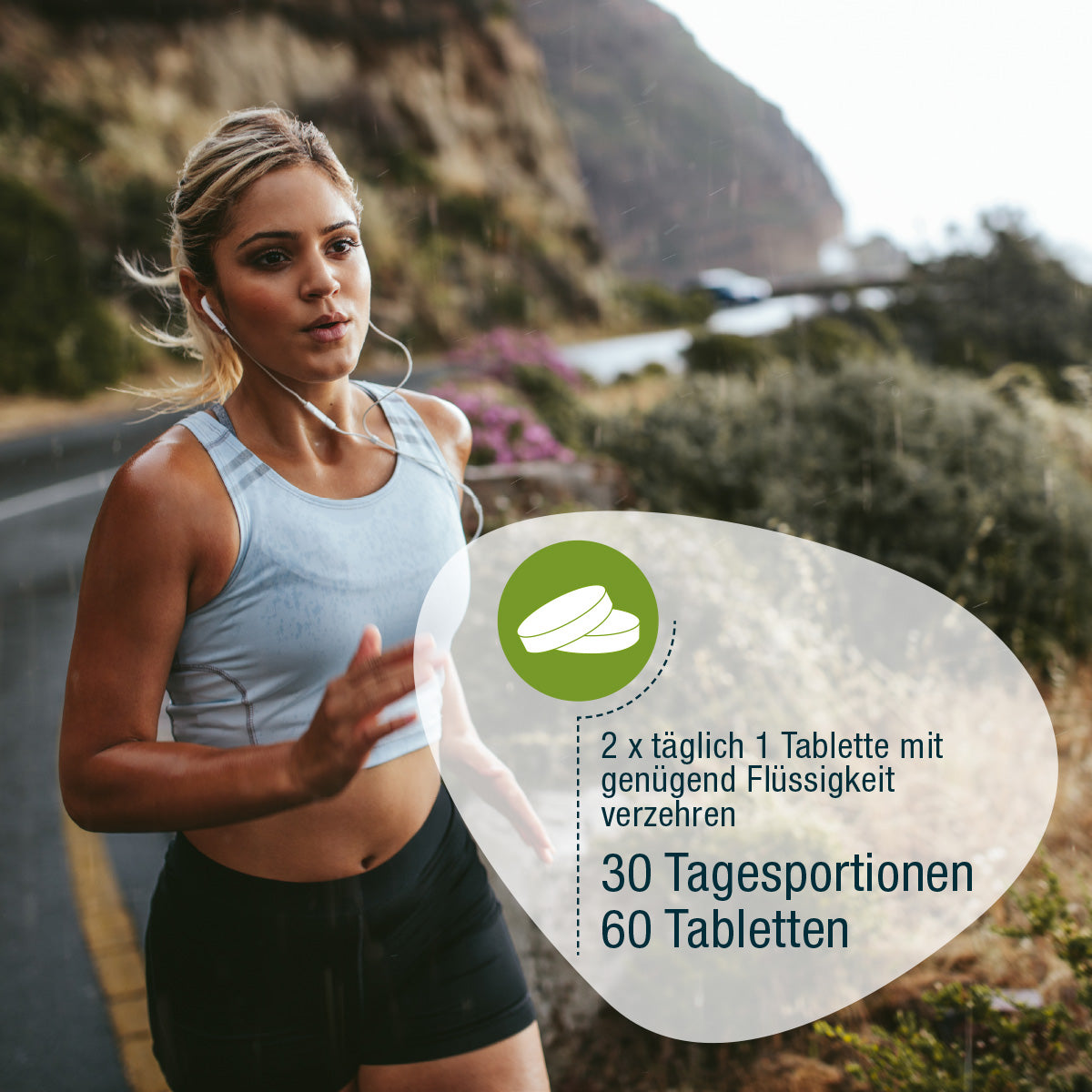 Eine Frau in Sportkleidung joggt im Freien an einem felsigen Berghang. Ein grafisches Overlay zeigt Eisen & Vitamin C Complex (Bio) von gse.organic.supplements mit 30 Tagesportionen, 60 Tabletten und Dosierungsangaben in Deutsch mit Symbolen und Text.