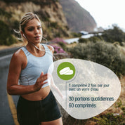 Eine junge Frau in sportlicher Kleidung joggt auf einer Küstenstraße. Französisch Text fördert gse.organic.supplements Eisen & Vitamin C Complex (Bio)FR: 1 comprimé 2 fois/jour avec un verre d'eau, 30 jours, 60 comprimés.