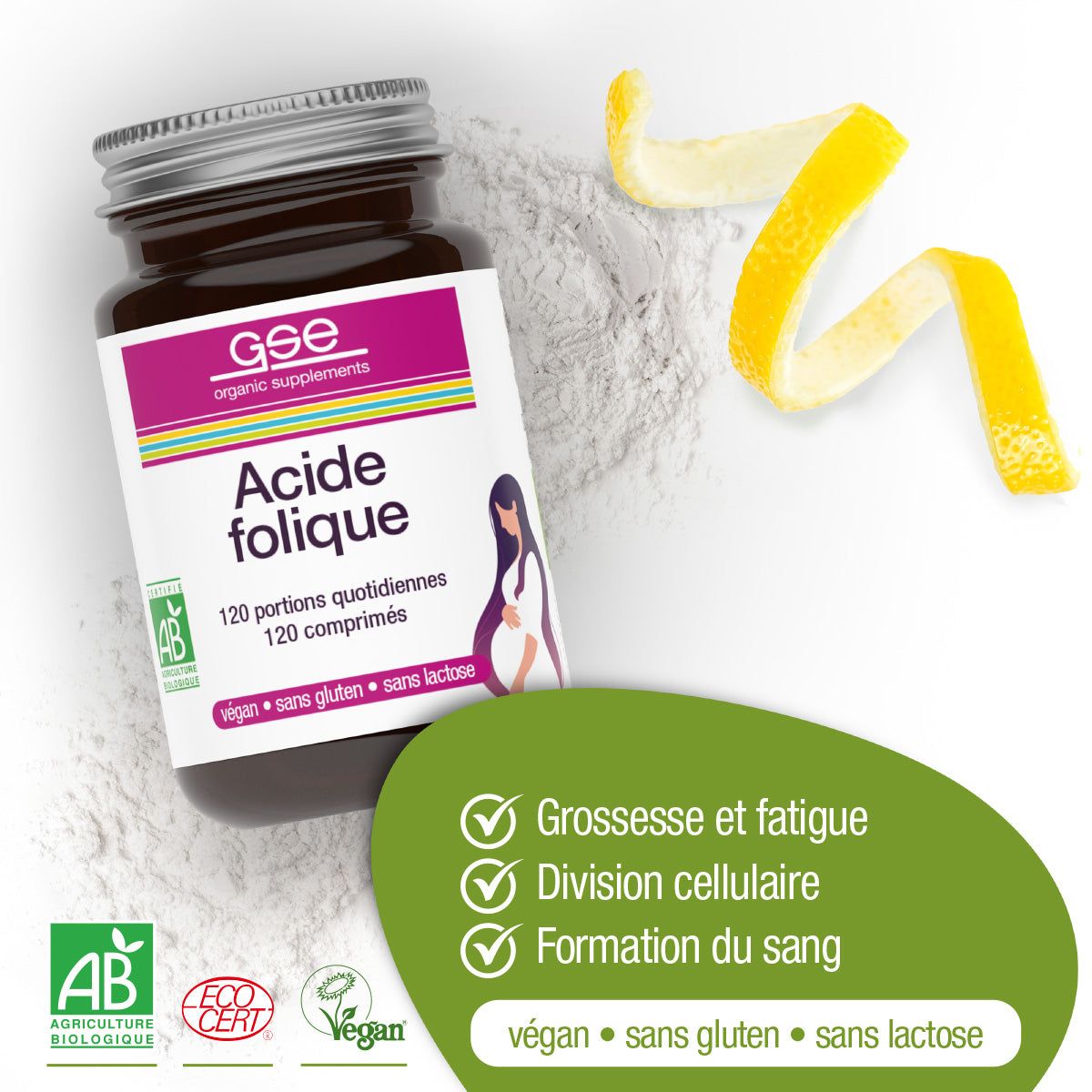 Ein Döschen Folsäure Compact (Bio) FR von gse.organic.supplements steht auf weißem Pulver mit Zitronenschale. Auf dem Etikett stehen die Vorteile von veganer, glutenfreier und laktosefreier Folsäure - ideal für Schwangerschaft und Kinderwunsch - mit Symbolen für die wichtigsten gesundheitlichen Vorteile.