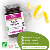 Ein Döschen Folsäure Compact (Bio) FR von gse.organic.supplements steht auf weißem Pulver mit Zitronenschale. Auf dem Etikett stehen die Vorteile von veganer, glutenfreier und laktosefreier Folsäure - ideal für Schwangerschaft und Kinderwunsch - mit Symbolen für die wichtigsten gesundheitlichen Vorteile.
