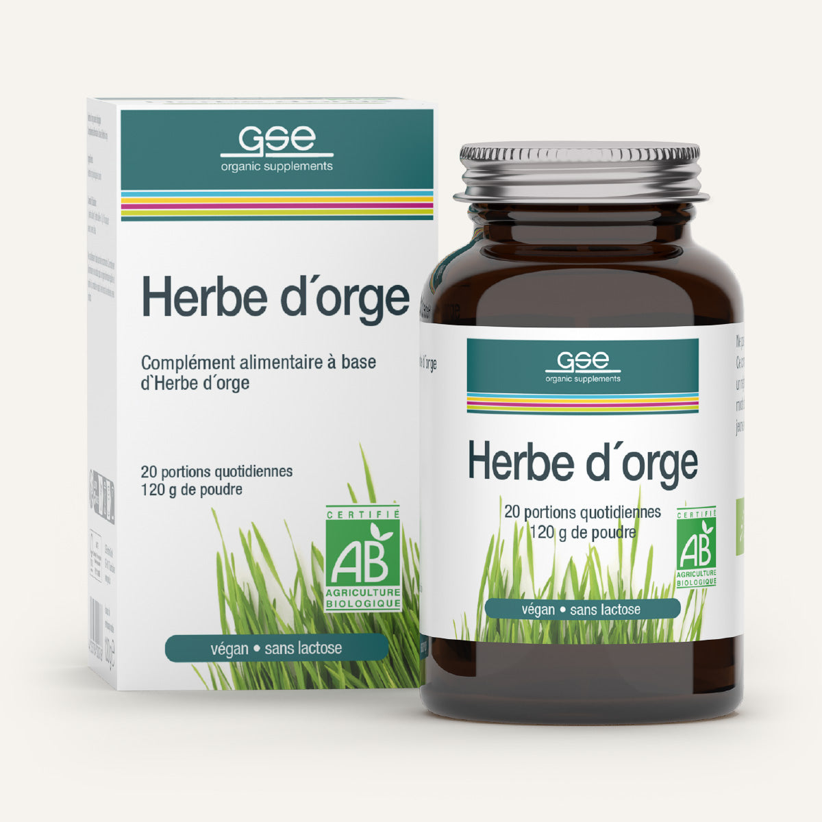 Eine braune Glasflasche und Schachtel mit der Aufschrift Gerstengras Pulver (Bio) FR von gse.organic.supplements, mit grüner Grasgrafik. Das vegane, laktosefreie Etikett weist darauf hin, dass es biozertifiziert ist und nährstoffreiches Gerstengraspulver enthält.