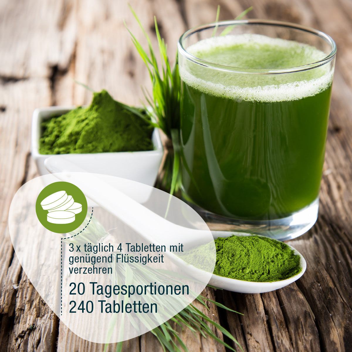 Ein Glas grüner Saft, Schalen und ein Löffel mit Gerstengras Tabletten (Bio) Pulver von gse.organic.supplements, und frisches Gras auf einem Holztisch. Deutscher Text erklärt: Nehmen Sie 4 Tabletten, 3 mal täglich-20 Portionen oder 240 Tabletten insgesamt.