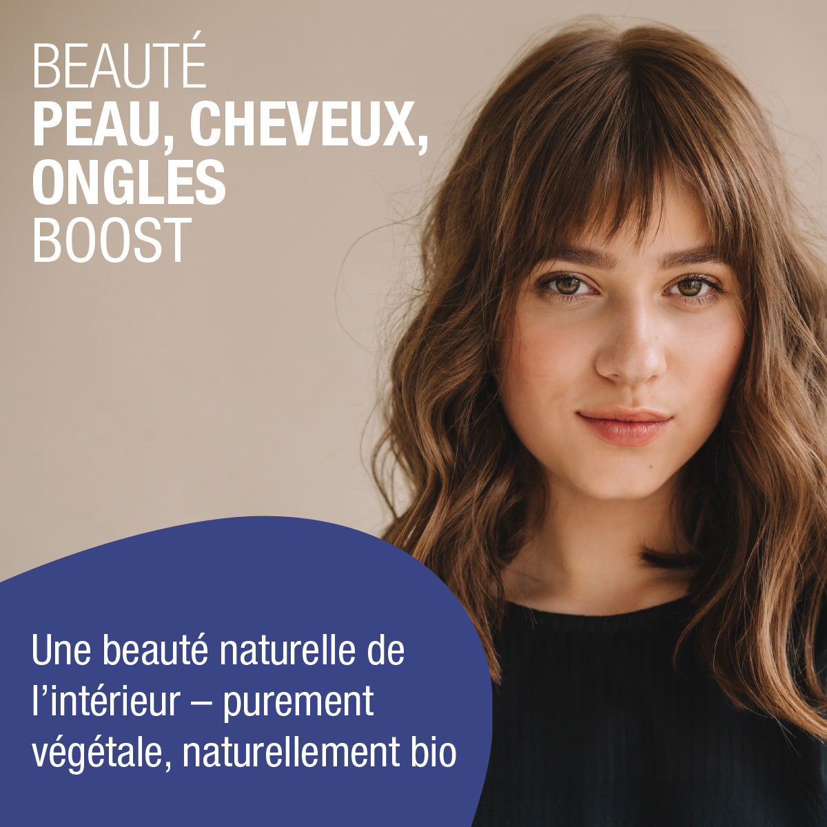 Eine Frau mit hellbraunem Haar und Pony steht vor einem neutralen Hintergrund. Der französische Text wirbt für gse.organic.supplements Beauty Haut, Haare, Nägel Boost (Bio) FR für natürliche Schönheit von Haut, Haaren und Nägeln mit pflanzlichen Inhaltsstoffen wie Selen und B-Vitaminen.