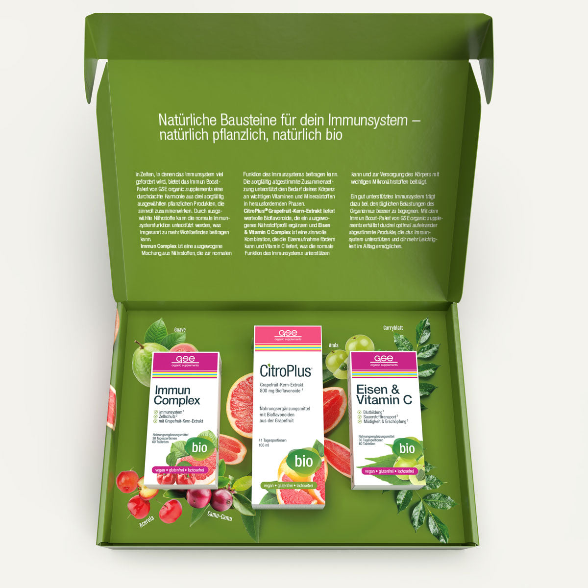 Eine geöffnete grüne Schachtel von gse organic supplements zeigt das Immun Boost Paket mit drei Nahrungsergänzungsmitteln - Immun Complex, CitroPlus und Eisen & Vitamin C - inmitten von Früchten und Blättern; der deutsche Text im Inneren unterstützt Immunsystem stärken.