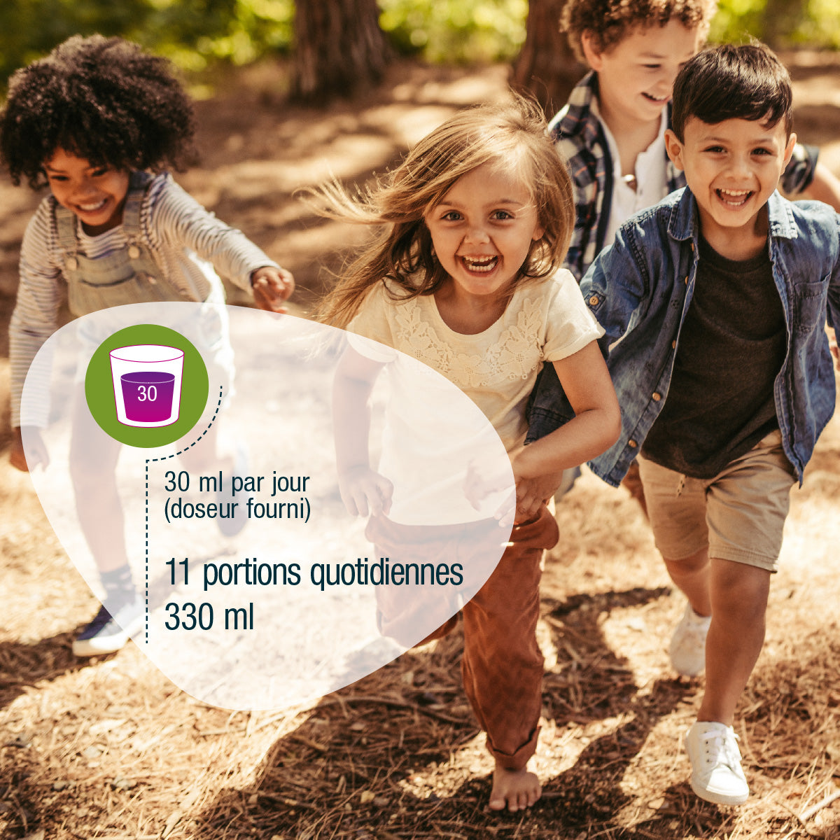 Vier Kinder laufen an einem sonnigen Tag im Freien. Overlay: lila Tasse Symbol, 30 ml par jour (doseur fourni), 11 Portionen quotidiennes, 330 ml. Kinder Aktiv Complex (Bio) FR von gse.organic.supplements enthält bio-zertifiziertes Eisen auf pflanzlicher Basis.