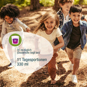 Vier kleine Kinder rennen an einem sonnigen Tag im Freien. Das Bild zeigt einen deutschen Text über eine Tagesdosis von 30 ml (330 ml insgesamt, 11 Portionen) und hebt B-Vitamin für Kinder für einen energetischen Start mit Kinder Aktiv Complex von gse.organic.supplements hervor.