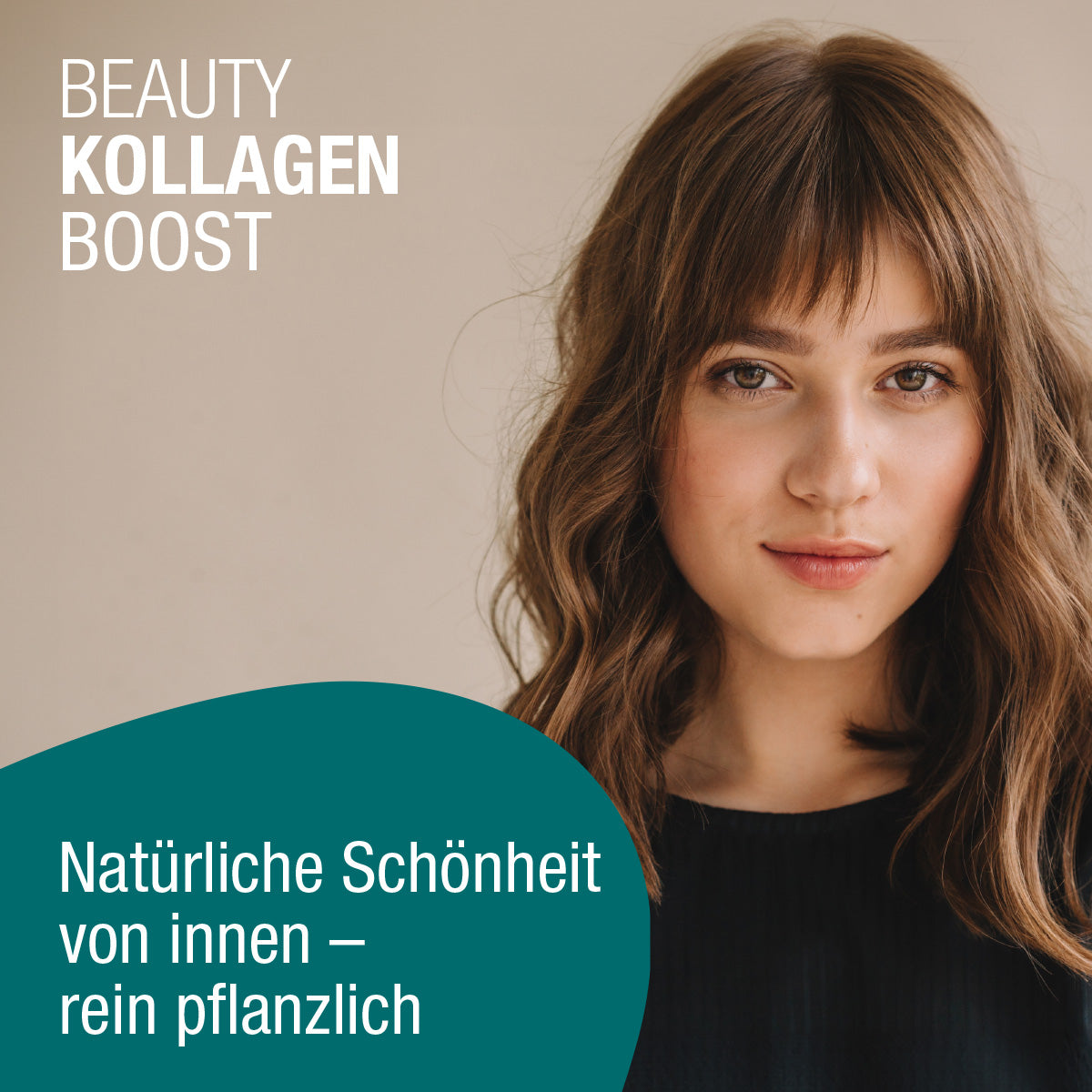 Eine junge Frau mit gewelltem braunem Haar und Pony lächelt in die Kamera. Text: Beauty Kollagen-Boost (Bio) von gse.organic.supplements - pflanzliches Kollagen für natürliche Schönheit, als Bio-Nahrungsergänzung.