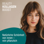 Eine junge Frau mit gewelltem braunem Haar und Pony lächelt in die Kamera. Text: Beauty Kollagen-Boost (Bio) von gse.organic.supplements - pflanzliches Kollagen für natürliche Schönheit, als Bio-Nahrungsergänzung.