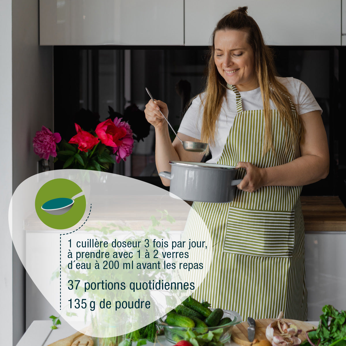 Eine Frau in einer gestreiften Schürze lächelt, während sie in einer modernen Küche einen Topf umrührt. Ein französischer Text erklärt, wie gse.organic.supplements BIO Konjac FR zu verwenden ist, einschließlich der täglichen Portionen und der Portionsgröße. Frisches Gemüse liegt auf der Theke.