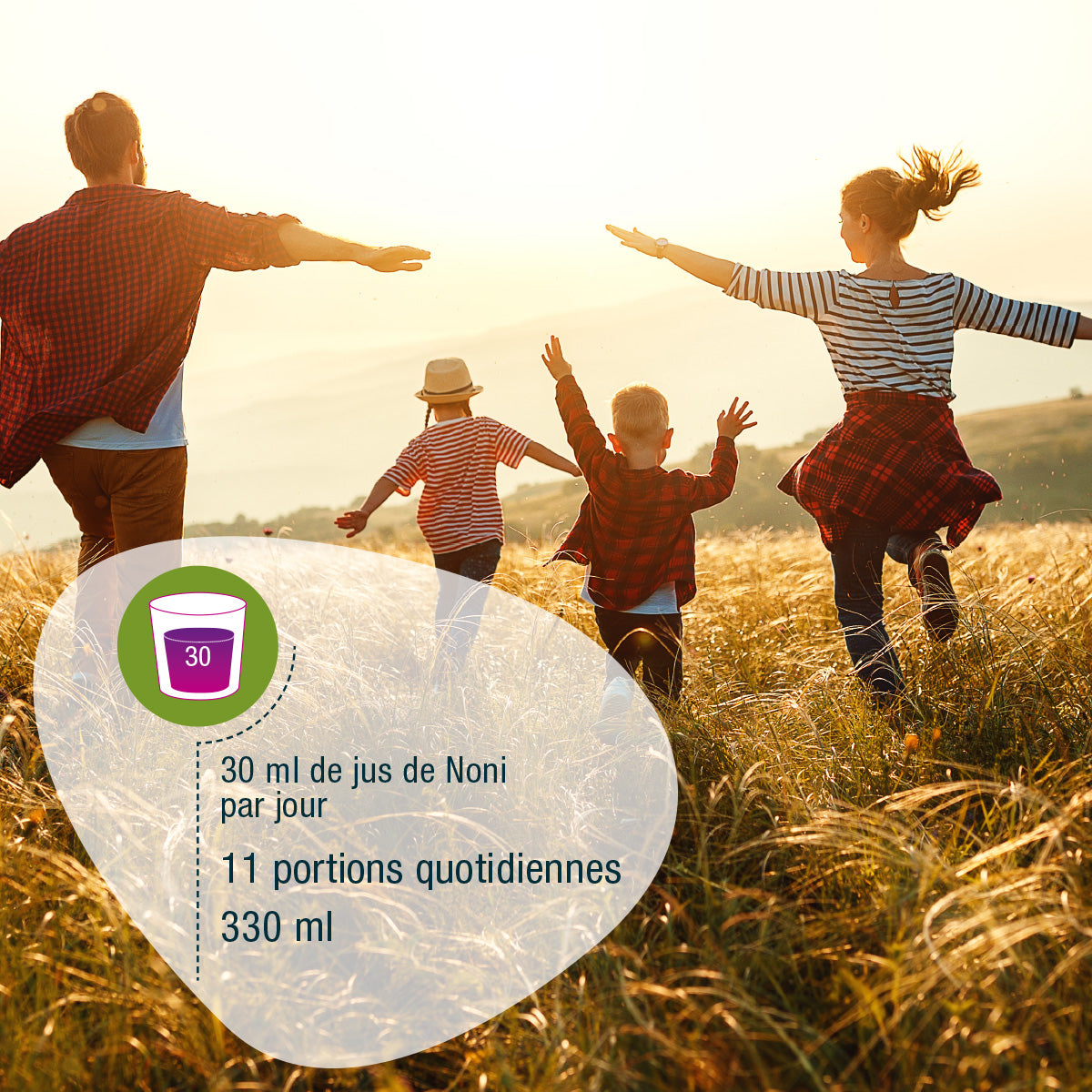 Eine vierköpfige Familie läuft durch ein sonnenbeschienenes Feld. Der französische Text empfiehlt 30 ml täglich von gse.organic.supplements Noni (Bio) FR - 11 Portionen pro Flasche (330 ml) - mit einem lila Bechersymbol und der Zahl 30.