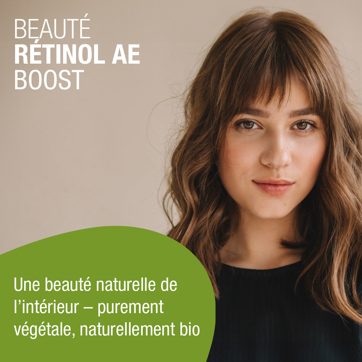 Eine junge Frau mit hellbraunem Haar und Pony posiert vor einem beigen Hintergrund. Der französische Text bewirbt Beauty Retinol-AE Boost (Bio) FR von gse.organic.supplements, ein pflanzliches Bio-Schönheitsprodukt mit Retinol und Biotin.