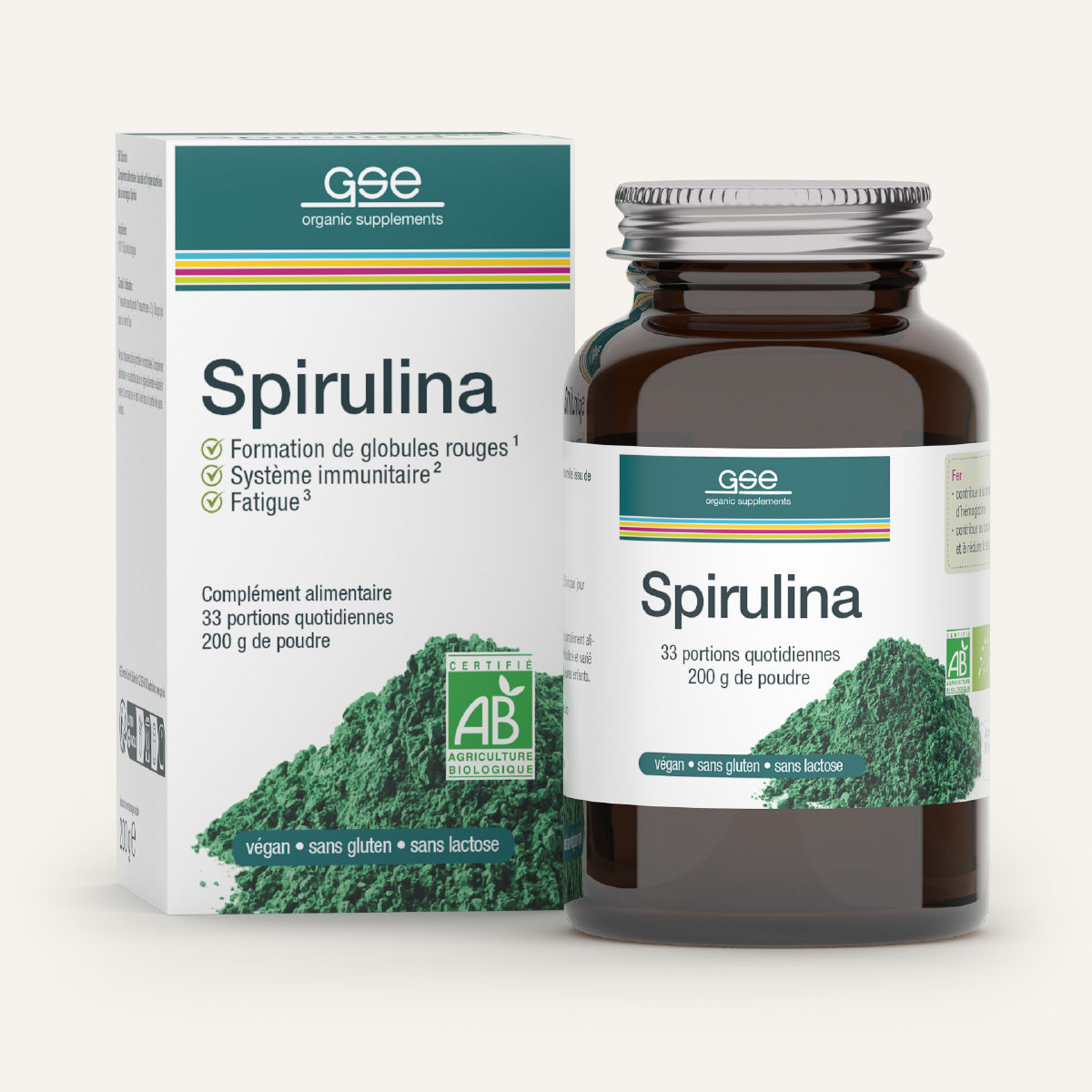 Abgebildet sind eine Flasche und eine Schachtel von gse.organic.supplements Spirulina (Pulver) FR. Die weiße und grüne Verpackung zeigt ein grünes Pulver Bild, Nährwertangaben und Französisch Text über die gesundheitlichen Vorteile dieser Ergänzung.