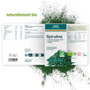 Etikett für gse.organic.supplements Spirulina (Pulver) FR: enthält Nährwertangaben, vegane und Bio-Zertifizierungen. Der Hintergrund zeigt grünes Spirulina-Pulver. Der französische Text hebt die Unterstützung von Immunität und Müdigkeit hervor.