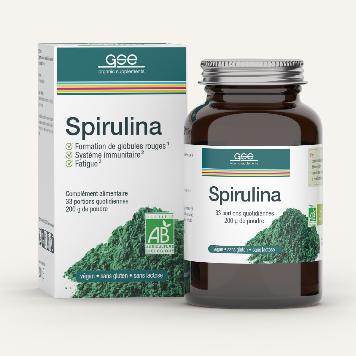 Eine braune Glasflasche und eine Schachtel mit der Aufschrift gse.organic.supplements Spirulina (Pulver) FR stehen nebeneinander und zeigen grünes Spirulina-Pulver, französischen Text, Zertifizierungslogos, hervorgehobene gesundheitliche Vorteile, Eisen und Vitamin B12 sowie die Bio-Zertifizierung.