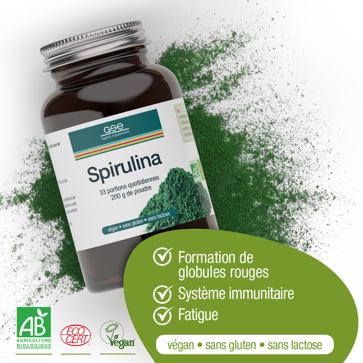 Eine Flasche gse.organic.supplements Spirulina (Pulver) FR mit verschüttetem Pulver daneben. Der Text hebt die Unterstützung der roten Blutkörperchen, des Immunsystems und die Verringerung von Müdigkeit hervor - dank Eisen und Vitamin B12. Etiketten: biologisch, vegan, glutenfrei, laktosefrei.