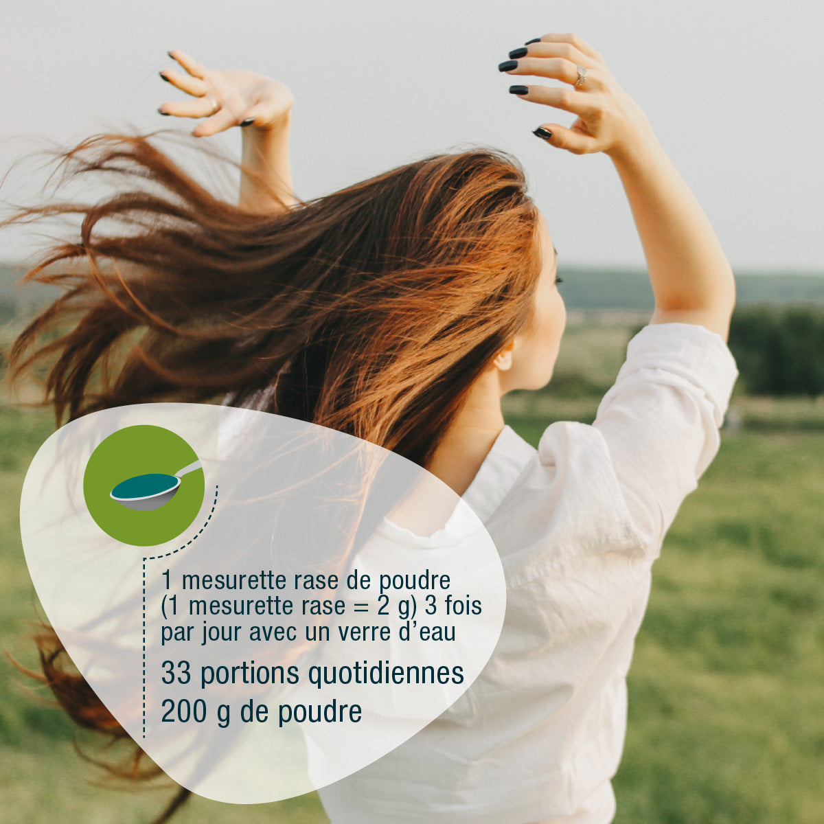 Eine Frau mit langen Haaren steht in einem Feld, mit erhobenen Armen und dem Blick abgewandt. Überlagerter französischer Text gibt Dosierungsanweisungen für Spirulina (Pulver) FR von gse.organic.supplements, mit einer Abbildung eines Messlöffels.
