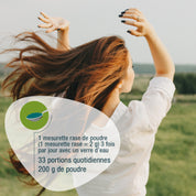 Eine Frau mit langen Haaren steht in einem Feld, mit erhobenen Armen und dem Blick abgewandt. Überlagerter französischer Text gibt Dosierungsanweisungen für Spirulina (Pulver) FR von gse.organic.supplements, mit einer Abbildung eines Messlöffels.