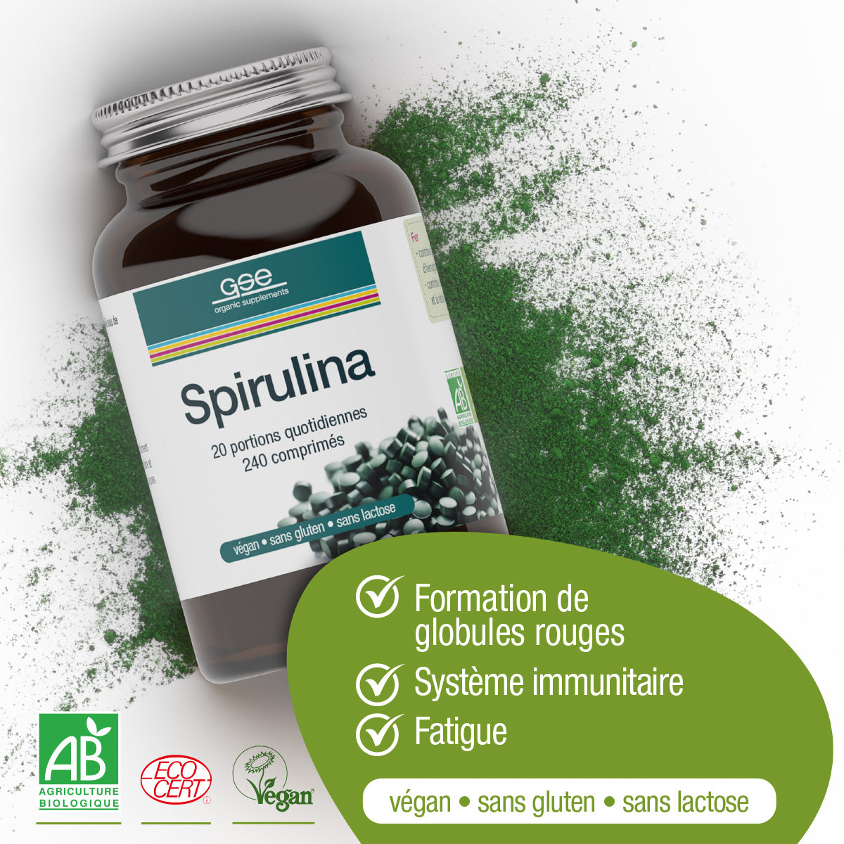 Eine Flasche Spirulina (Tabletten) FR von gse.organic.supplements liegt auf der Seite, darunter grünes Pulver. Zu den Vorteilen gehören die Bildung von roten Blutkörperchen mit Eisen, die Unterstützung des Immunsystems und weniger Müdigkeit. Vegan, glutenfrei, laktosefrei, bio sind gekennzeichnet.