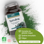 Eine Flasche Spirulina (Tabletten) FR von gse.organic.supplements liegt auf der Seite, darunter grünes Pulver. Zu den Vorteilen gehören die Bildung von roten Blutkörperchen mit Eisen, die Unterstützung des Immunsystems und weniger Müdigkeit. Vegan, glutenfrei, laktosefrei, bio sind gekennzeichnet.