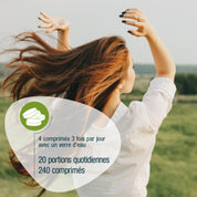 Eine Frau mit langen braunen Haaren tanzt auf einer grünen Wiese. Überlagerung: Spirulina (Tabletten) FR von gse.organic.supplements-4 vegane Tabletten, 3x täglich, 20 Portionen, 240-Tabletten-Flasche. Inklusive französischer Dosierungsanleitung.