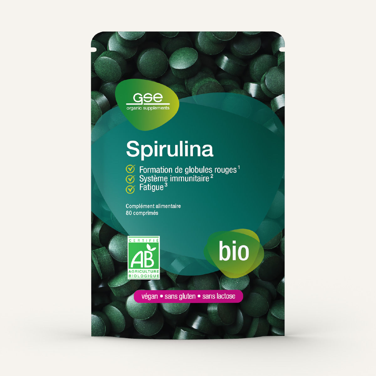 Ein Beutel gse.organic.supplements Spirulina (Tabletten) FR, gekennzeichnet als vegan, glutenfrei und laktosefrei. Die grüne Verpackung hebt Eisen für rote Blutkörperchen, zur Unterstützung des Immunsystems und gegen Müdigkeit hervor.