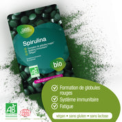 Eine Schachtel Spirulina (Tabletten) FR von gse.organic.supplements liegt auf grünem Pulver. Die Verpackung hebt Eisen für die Bildung roter Blutkörperchen, zur Unterstützung des Immunsystems und gegen Müdigkeit hervor und enthält die Angaben: vegan, glutenfrei, laktosefrei, biologisch.