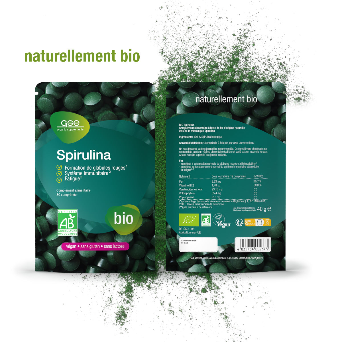 Zwei grüne Packungen Spirulina (Tabletten) FR von gse.organic.supplements sind abgebildet - Vorder- und Rückseite. Grüne Spirulina-Tabletten sind gestreut. Die vegane Verpackung hebt die Bio-Zertifizierung und den Eisengehalt hervor.