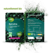 Zwei grüne Packungen Spirulina (Tabletten) FR von gse.organic.supplements sind abgebildet - Vorder- und Rückseite. Grüne Spirulina-Tabletten sind gestreut. Die vegane Verpackung hebt die Bio-Zertifizierung und den Eisengehalt hervor.