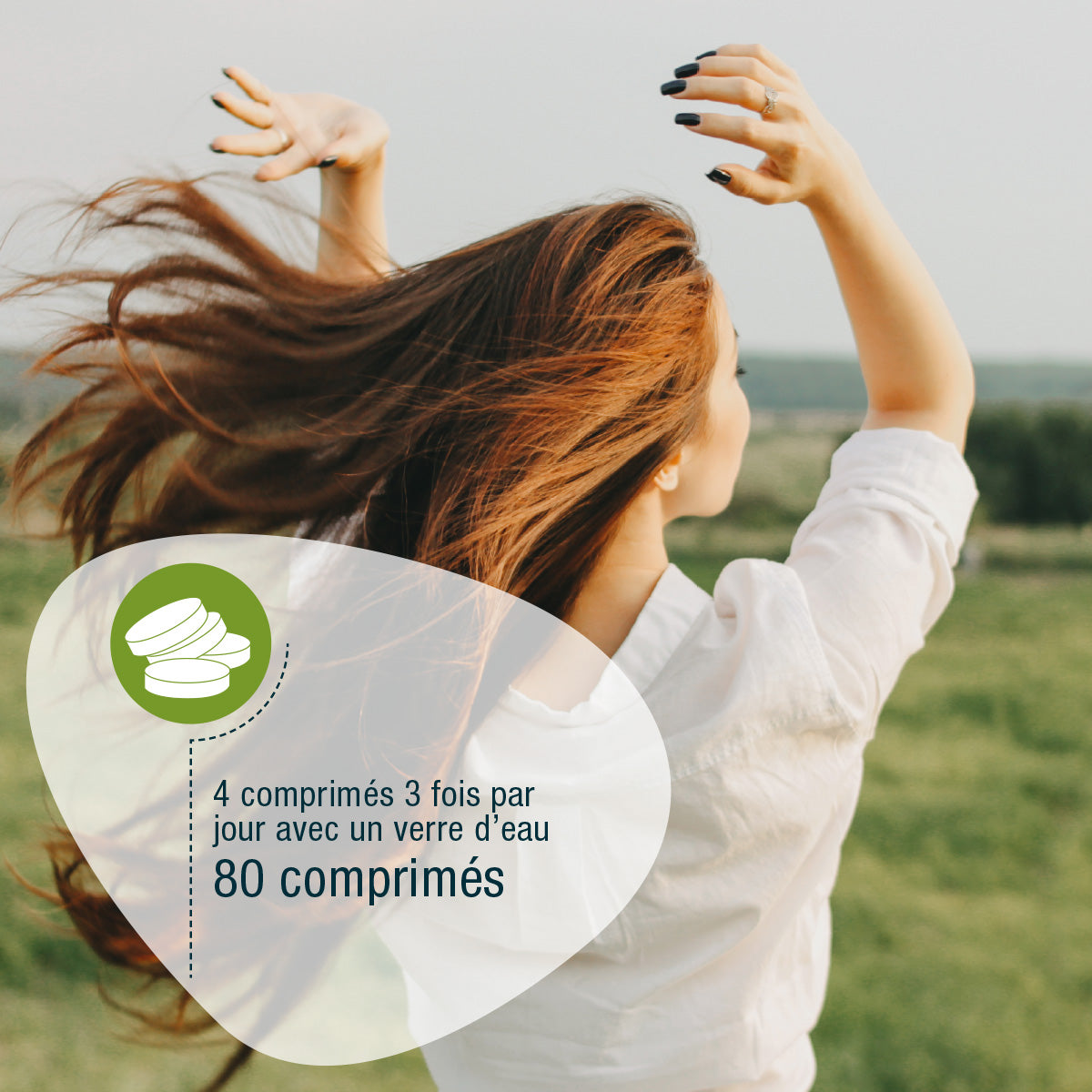 Eine Frau mit langen Haaren steht mit erhobenen Armen im Freien und schaut weg. Der französische Text zeigt eine vegane Dosierungsanleitung für gse.organic.supplements Spirulina (Tabletten) FR, daneben ein Symbol für Eisenpillen.